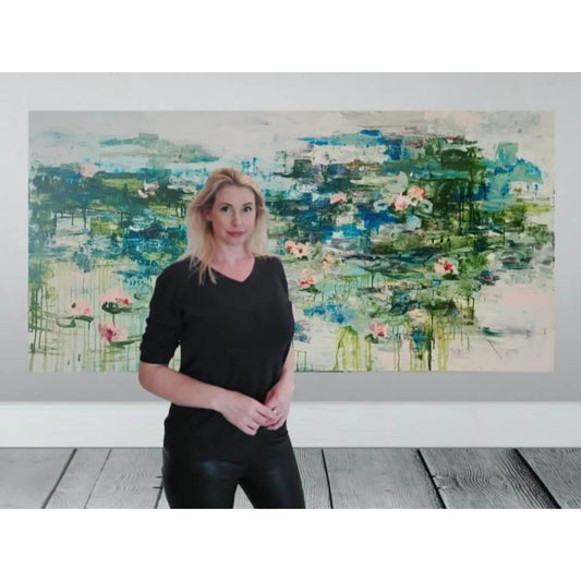 Dive into the world of abstract expressionism with award-winning artist Catherine Pennington Meyer. Get an intimate glimpse into her journey, inspirations, and aspirations in our latest article. Link in bio for the full story.